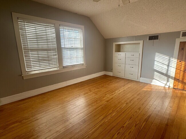 Building Photo - Character-filled Tech Terrace Beauty!