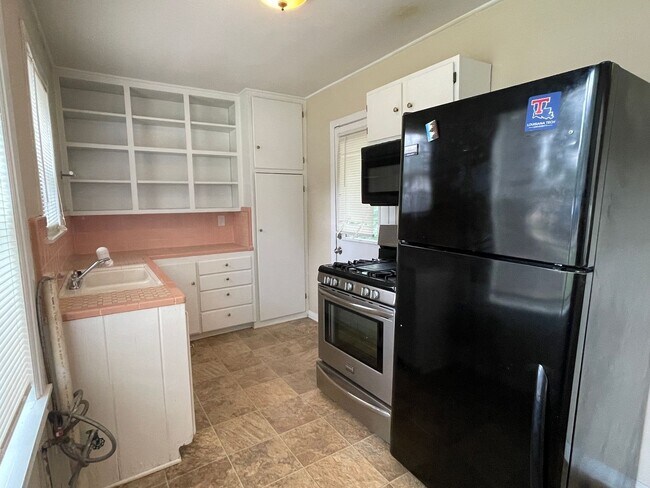 Building Photo - 833 Evangeline Pl