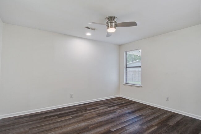 Building Photo - 114 Langley Dr