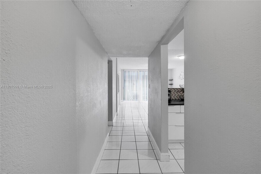 Building Photo - 10000 NW 80th Ct