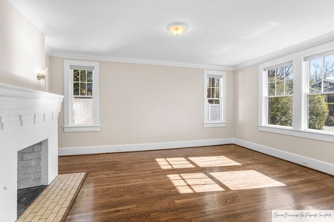 Building Photo - BEAUTIFUL ONE STORY BRICK HOME IN DOWNTOWN...
