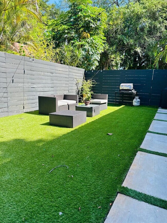 Building Photo - 1002 NE 119th St