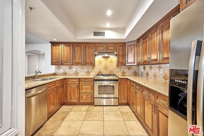 Building Photo - 4822 Elmwood Ave