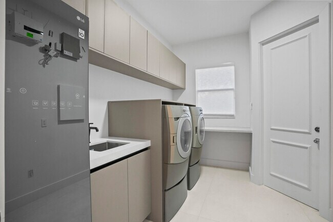 Building Photo - 3201 E Stonebrook Cir