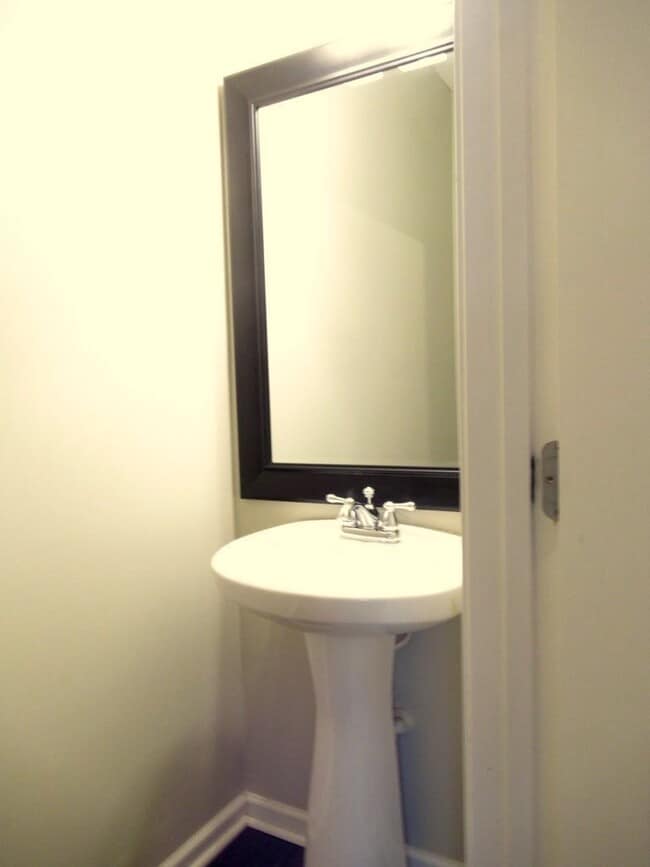 Building Photo - Step to the sophisticated side!