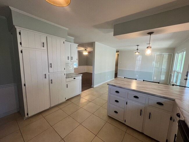 Building Photo - New Listing!