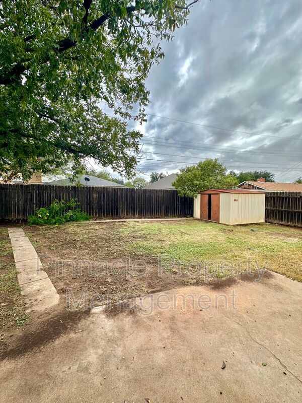 Building Photo - 2913 Oak Forest Dr