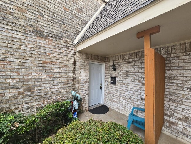 Building Photo - 214 Village N Dr