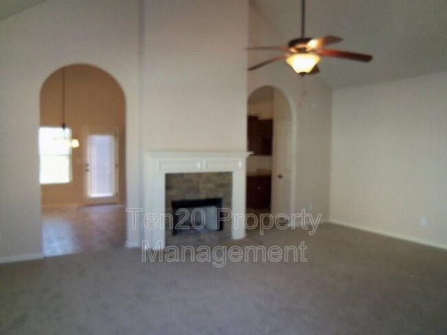 Building Photo - 1310 Ingersoll Dr