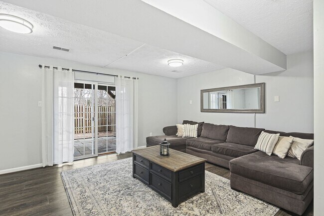Building Photo - Bright & Spacious 3-Bedroom, 2 Full & 2 Half Bath in New Market