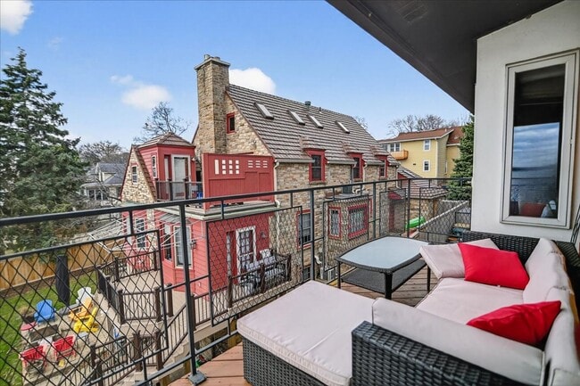 Building Photo - Urban Oasis on the Lake- Condo in Downtown Madison