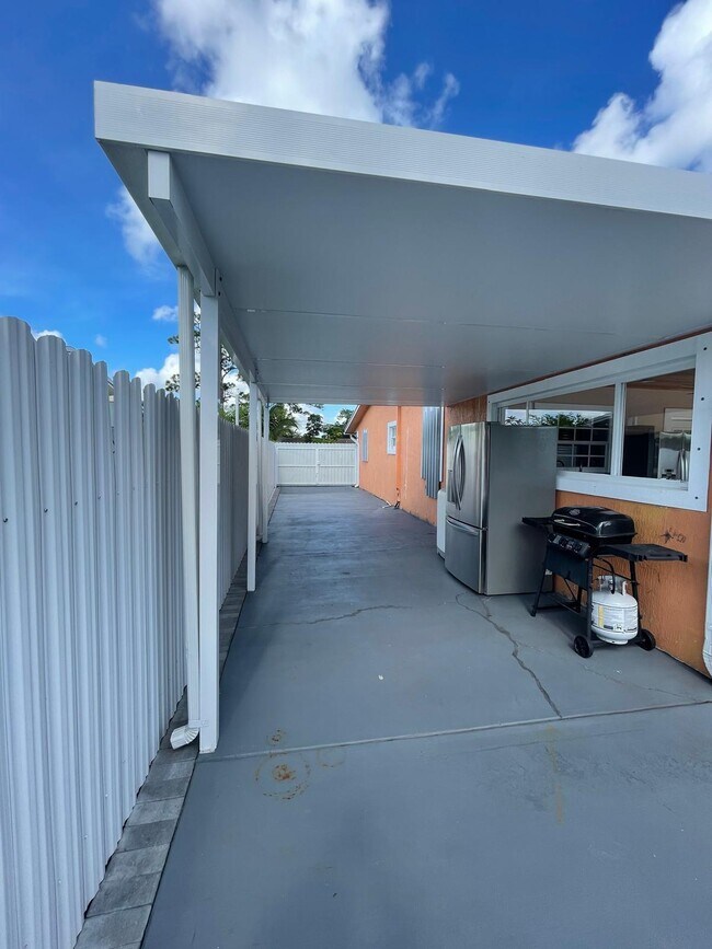 Building Photo - 584 Vossler Ave