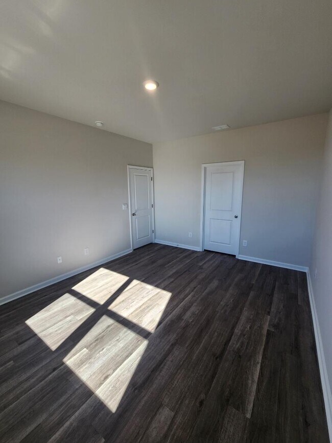 Building Photo - 227 Londonshire Dr