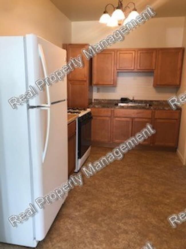 Building Photo - One Bedroom Main Floor Apartment