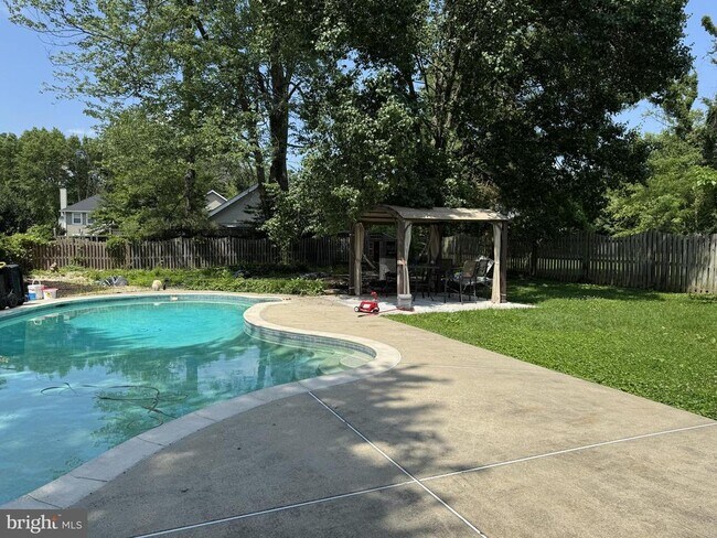 Building Photo - 10712 Warwick Ave