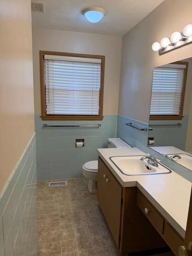 Building Photo - 3 bedroom, 2 bathroom, 2 car garage hom for rent