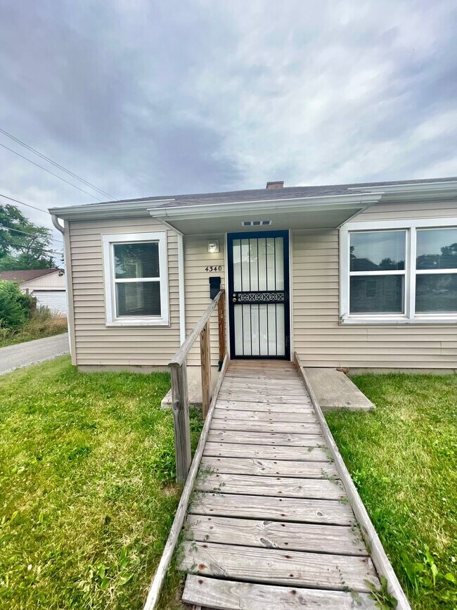 NEW LISTING! 1 Bedroom Duplex 4340 S Anthony Blvd Fort Wayne IN 46806
