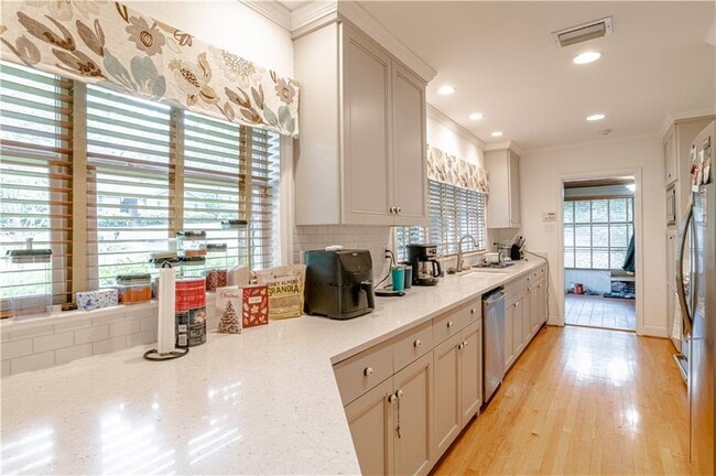 Building Photo - 324 Dalewood Dr