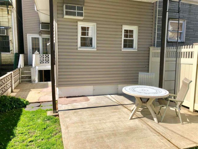 Building Photo - 32 46th St