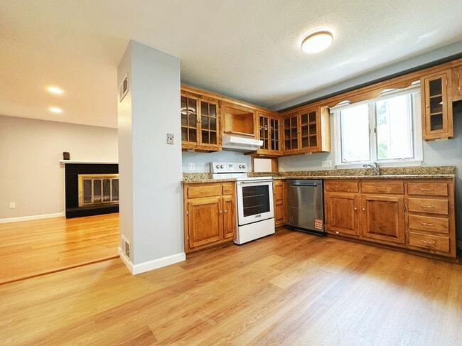 Building Photo - 10 Friar Tuck Ln