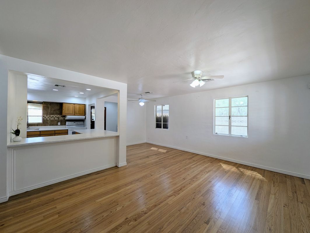 Building Photo - 2443 E Earll Dr