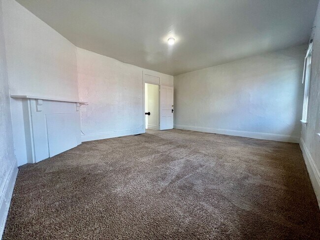 Building Photo - Large 3 BR in South Oakland! Covered Balcony! Close to Campus!