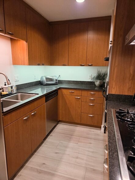 Building Photo - 645 Front St