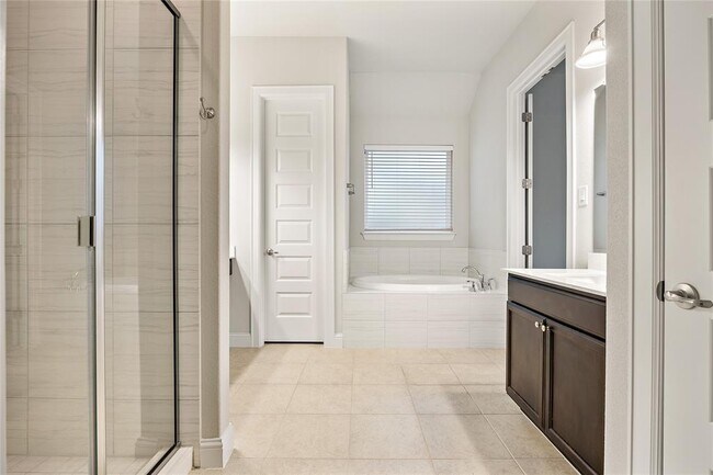 Building Photo - 2004 Highland Ridge Rd