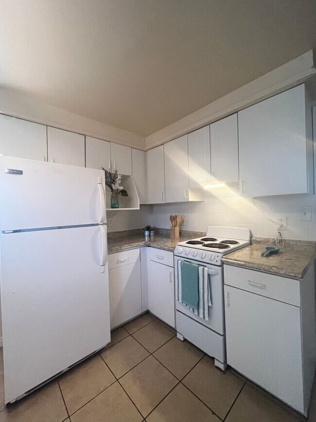 Building Photo - Charming Two Bedroom in Lakewood-Updated, ...