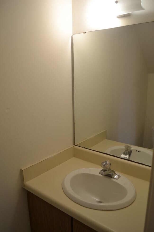 Building Photo - 2 Bedroom Duplex Apartment Close to Campus!