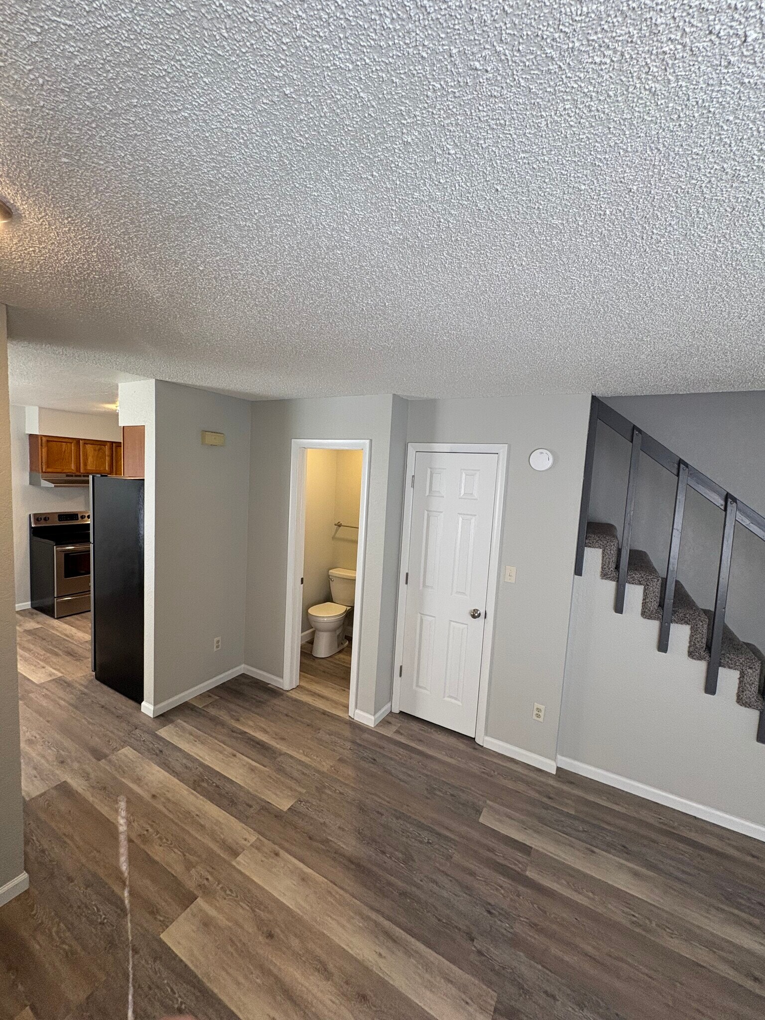 Building Photo - 204 Peach