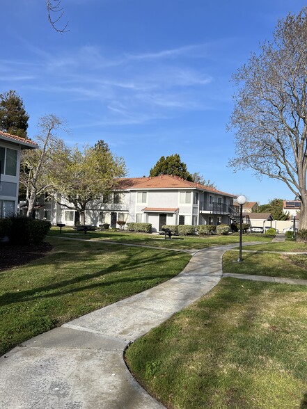 Building Photo - 5042 Bridgepointe Pl