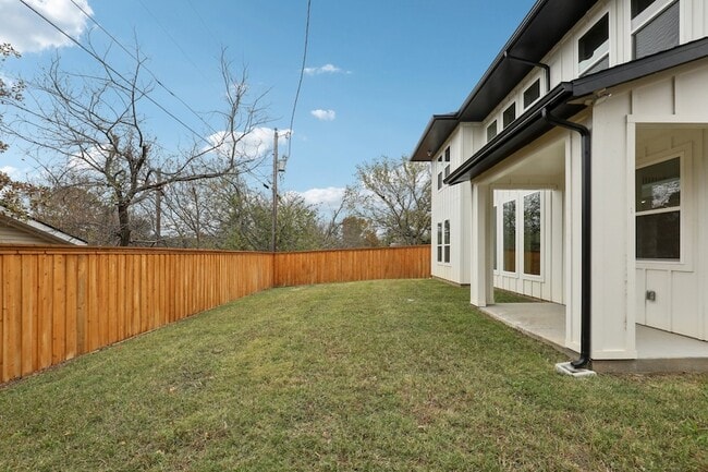 Building Photo - 1713 Highland Dr W