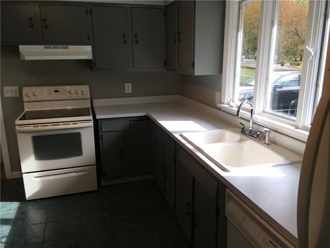 Building Photo - 4 Peachtree Ln