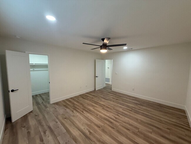 Building Photo - Minutes from Campus with Scenic Overlook Views! 6 Bed!