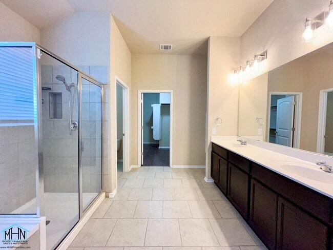 Building Photo - A Stunning 5-Bedroom, 2.5-Bathroom Home in the Heart of San Antonio, Texas!
