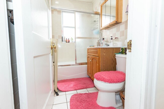 Building Photo - Brighton 4 Bed / 2 Bath – Spacious Layout – 9/1 Move-In