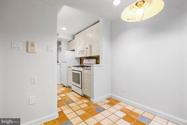 Building Photo - 2029 Bainbridge St