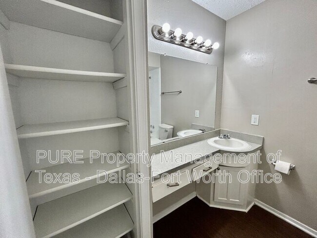 Building Photo - 3505 Biscay Dr