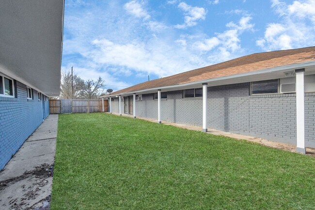 Building Photo - NICE 2 BEDROOM 1 BATH WITH 1600 SF