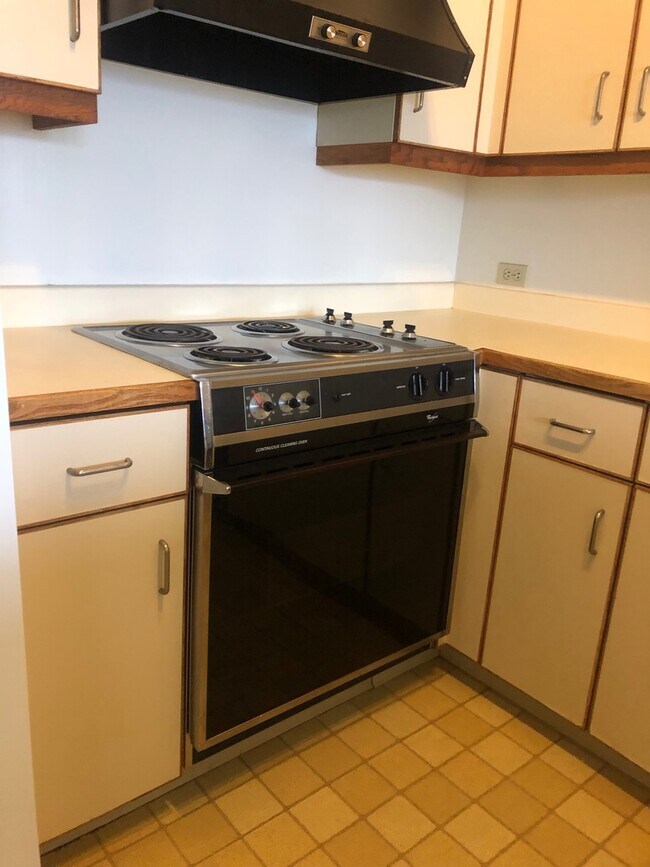 Building Photo - Sweeping views of the Berkeley hills from the 19th floor of Pacific Park Plaza in Emeryville!