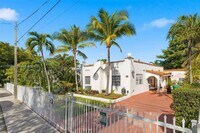 Building Photo - 521 NE 70th St