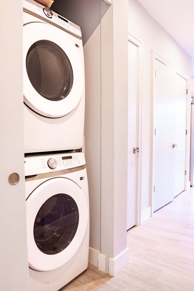 Building Photo - 1454 N High St