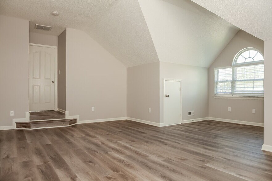 Building Photo - 6004 Shining Oak Ln