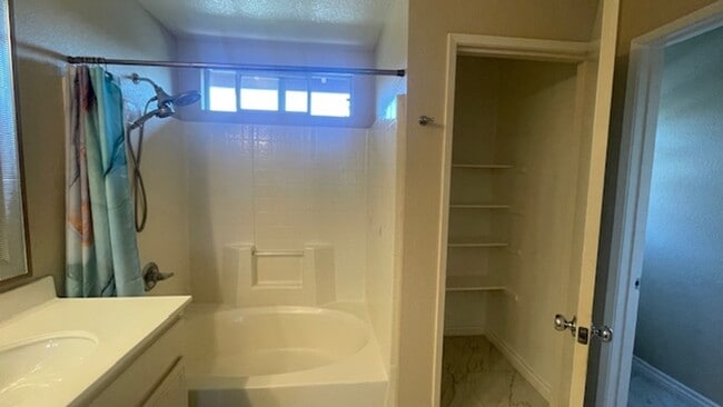 Building Photo - Gorgeous 4 Bedroom, 2.5 Bath with Loft in Rancho Del Oro For Rent!