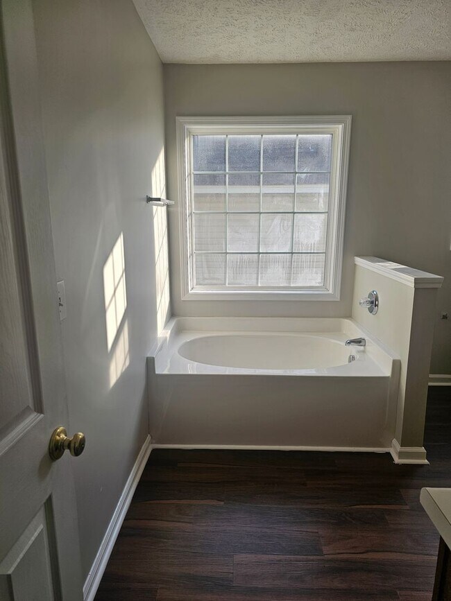 Building Photo - 44 Ginkgo Ct