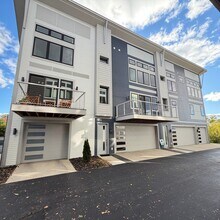 Building Photo - Two Bedroom Condo on Lookout Hill in Grand Rapids!