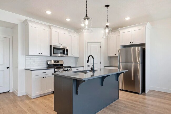 Building Photo - Charming Cedar City 3 Bedroom Townhome!