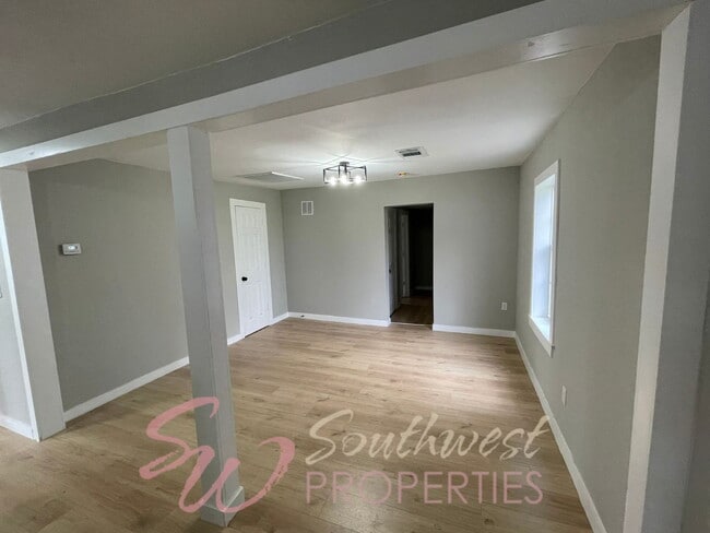 Building Photo - 981 W Oak St