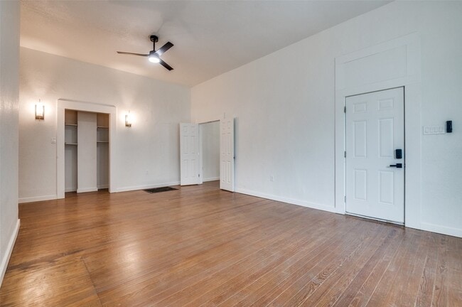 Building Photo - 610 W 9th St